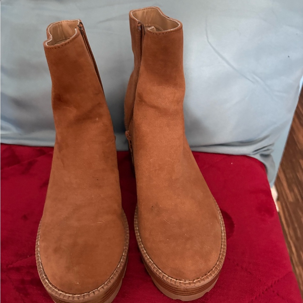Women’s Tan Suede Boots